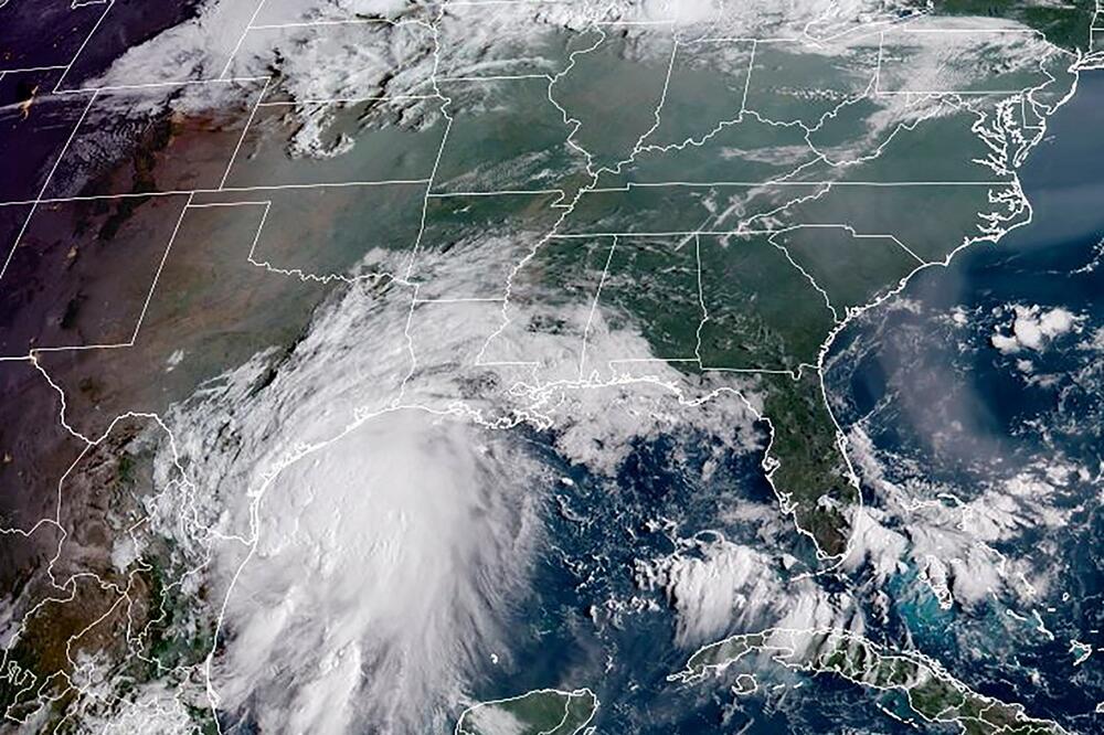 TROPSKA OLUJA NIKOLAS OJAČALA U URAGAN: U Teksasu se očekuje da će pasti i do pola metra kiše! Prete poplave opasne po život FOTO