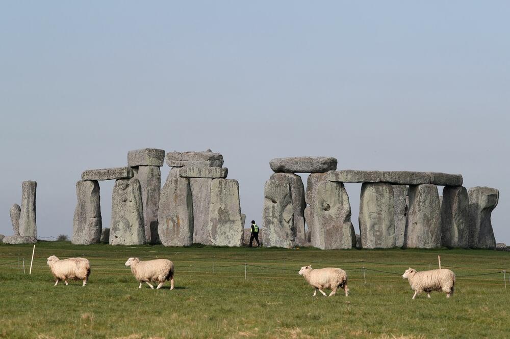 STOUNHENDŽ DOBIJA FEJSLIFTING: Godine i vetar ostavili trag, počelo renoviranje čuvenog 4.500 godina starog megalitskog spomenika