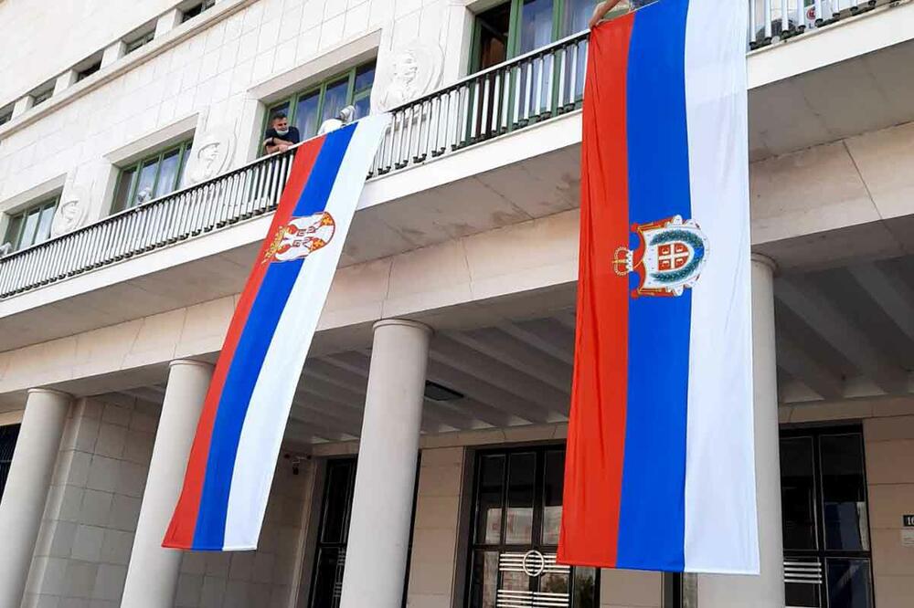 Pokrajinska vlada istakla zastave na zgradi uoči Dana srpskog jedinstva, slobode i nacionalne zastave