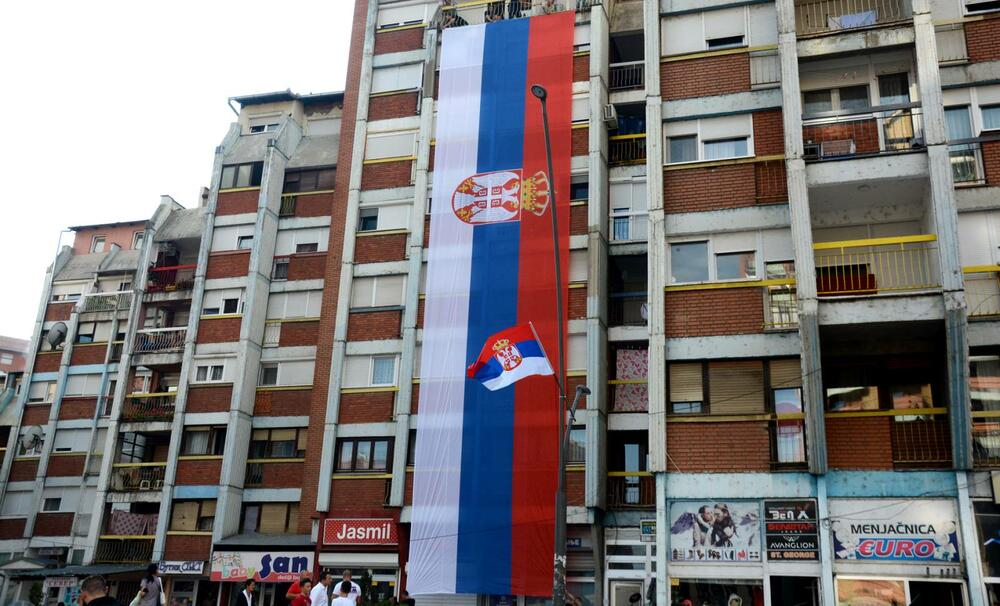 Kosovksa Mitrovica, Kosovo, Srpska zastava, Trobojka
