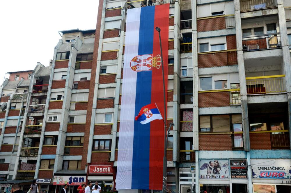 NAJVEĆA SRPSKA TROBOJKA VIJORI SE U KOSOVSKOJ MITROVICI: Sve spremno za proslavu Dana srpskog jedinstva!