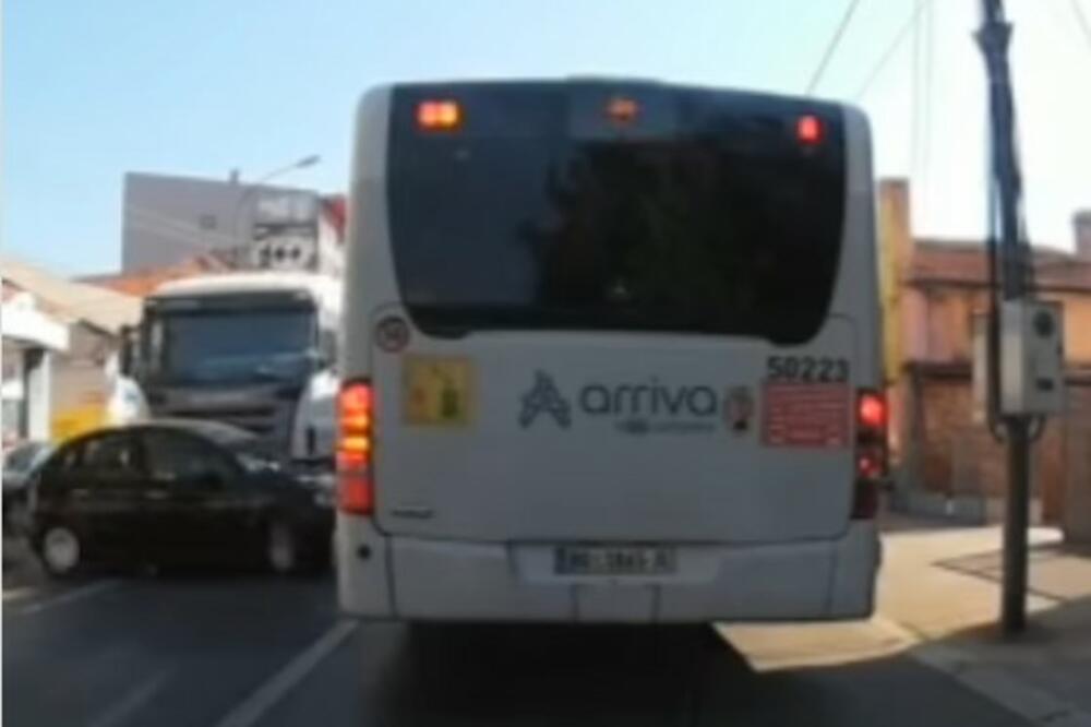 UZNEMIRUJUĆI SNIMAK IZ KRAGUJEVCA: Šleper gurao automobil, pa ga bacio na autobus (VIDEO)