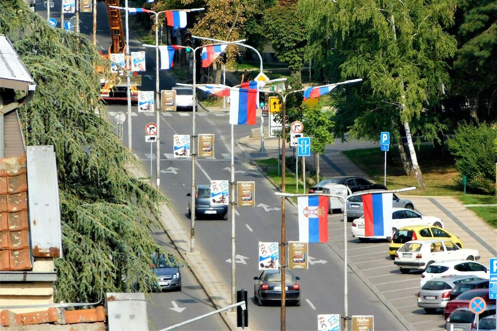 GRAD U ZNAKU TROBOJKI: Ovako se Dan srpskog jedinstva obeležava u Loznici (FOTO)