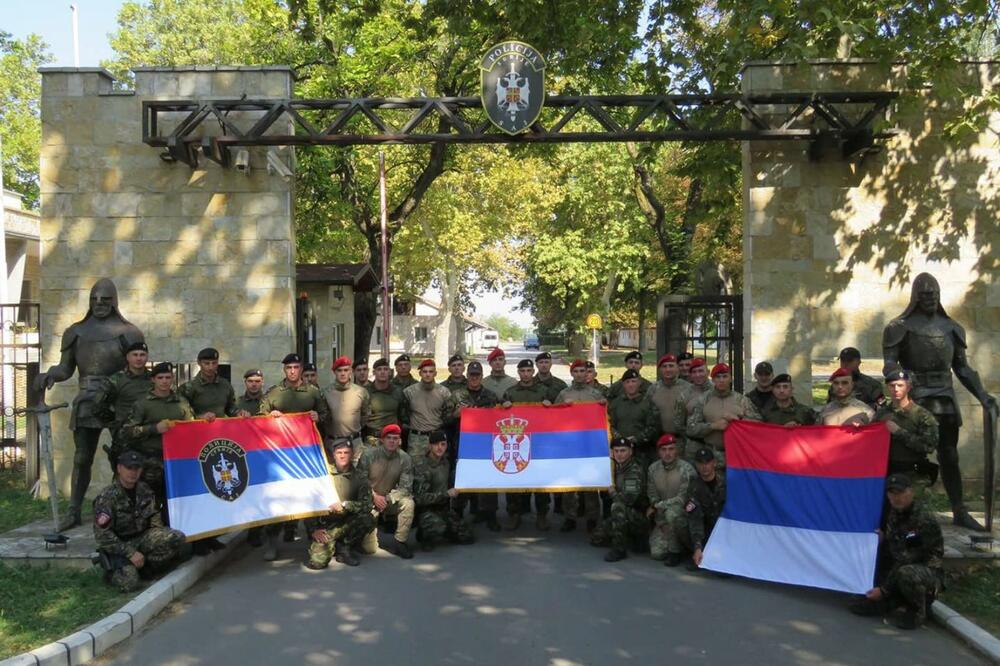IDENTITET: Srbija uz trobojku i plotune DEMONSTRIRALA NACIONALNO JEDINSTVO! Građani s ponosom započeli proslavu praznika