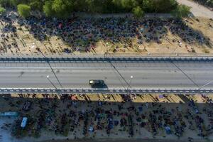 NOVI IZAZOV ZA BAJDENA: Hiljade migranata podiglo kamp ispod mosta u Teksasu! Suočeni sa velikim vrućinama, hrane i vode ima malo
