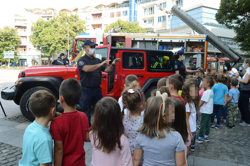 POVODOM DANA SEKTORA ZA VANREDNE SITUACIJE: Kraljevački mališani družili se sa vatrogascima na centralnom gradskom trgu (FOTO)