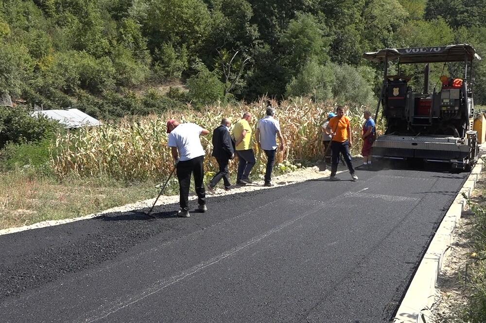 ASFALTIRA SE 3,5 KILOMETARA PUTA U GORNJOJ VELIKOJ VRBNICI: Aleksandrovac uređuje putnu infrastrukturu (FOTO)