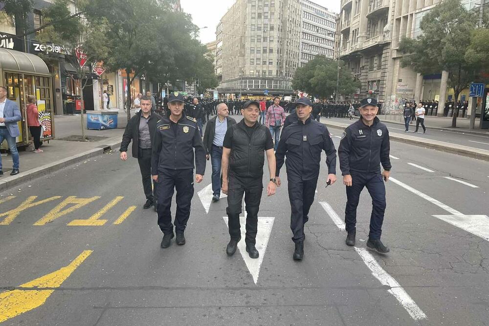 VULIN U DRUŠTVU POMOĆNIKA U CENTRU BEOGRADA: Ministar obišao pripadnike policije koji obezbeđuju skupove (FOTO)