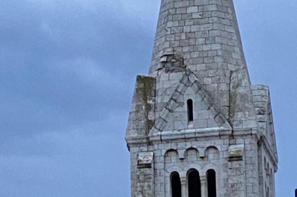 NEVREME NA BRAČU: Grom udario u toranj crkve, ogromno kamenje padalo po automobilima i krovovima