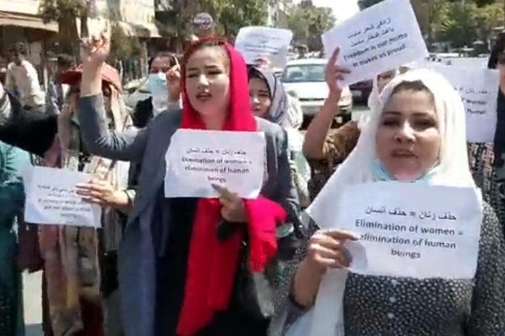 AVGANISTANKE NE ODUSTAJU: Hrabro protestvovale ispred bivšeg ministartsva za ženska pitanja VIDEO