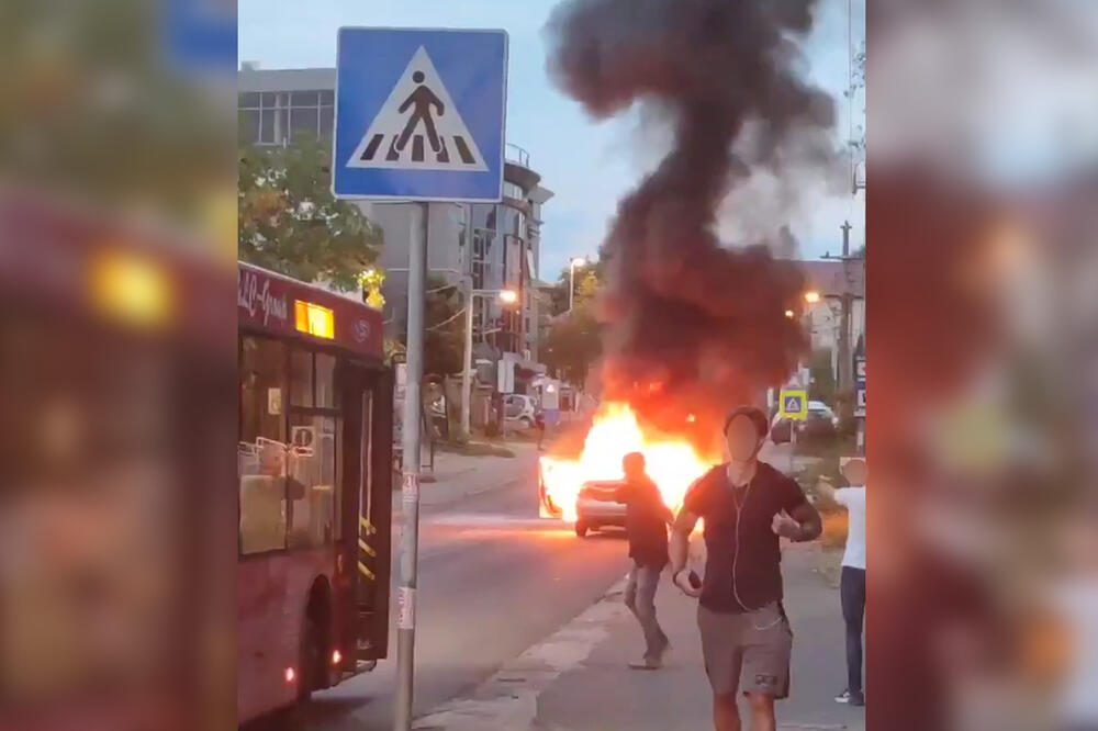 DRAMATIČNE SCENE U KUMODRAŽU! Automobil gori nasred ulice, samo što ne eksplodira, a prolaznici beže GLAVOM BEZ OBZIRA (VIDEO)