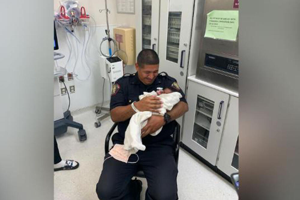 OVAKAV ZADATAK NIJE OČEKIVAO: Policajac iz Nju Džersija uhvatio bebu bačenu sa 2. sprata FOTO, VIDEO