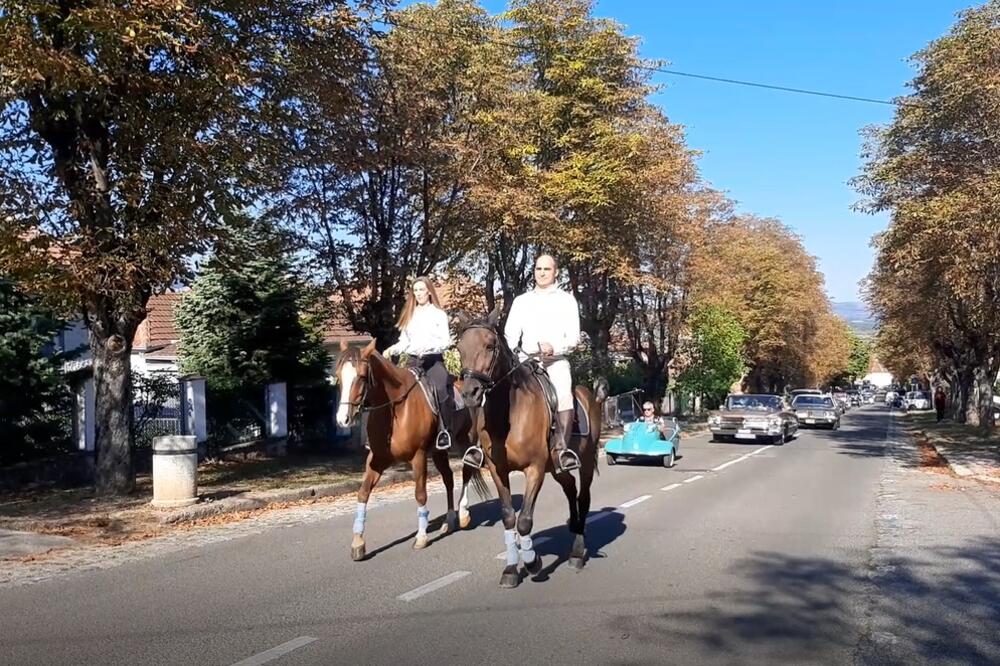 PRINC I PRINCEZA KARAĐORĐEVIĆ PREDVODILI KOLONU VOZILA: Na konjima išli ispred 50 oltajmera na putu od Beograda do Topole