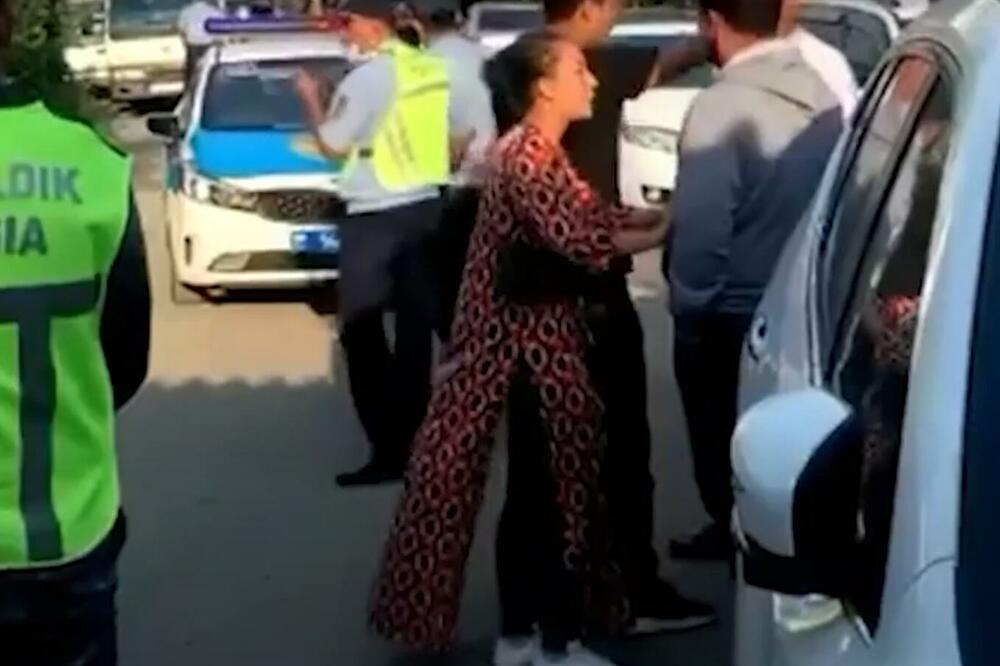 KAZAHSTANAC UBIO PETORO: Sudski izvršioci i policija pokušali da ga izbace iz stana u Almatiju, on otvorio vatru VIDEO