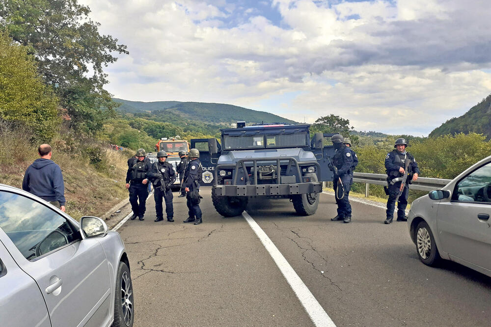 ALBANCI LJUTI ZBOG SPORAZUMA U BRISELU: SDP lepio nalepnice KM na službena vozila tzv. kosovske vlade (FOTO)