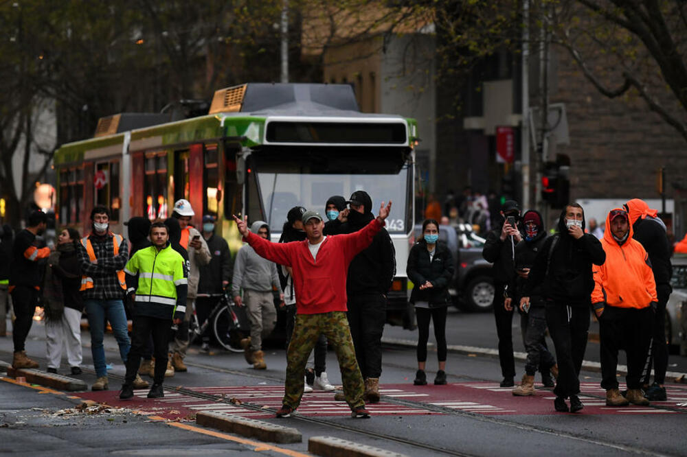 PROTESTI U MELBURNU: Policajci u džipovima beže od besnih demonstranata koji se protive vakcinaciji i kovid merama