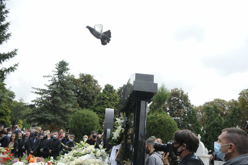 NAJTUŽNIJA SCENA SA SAHRANE DUDE IVKOVIĆA: U trenutku kada je kovčeg položen u grobnicu, golubovi poleteli ka nebu (FOTO)