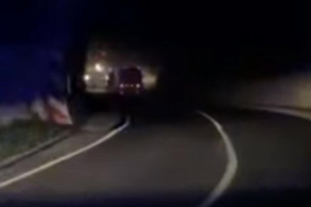 ŠOKANTAN NASTAVAK SKANDALA U MOSTARU: Navijači presreli sudije u tunelu i bakljama im zapalili automobil! (VIDEO)