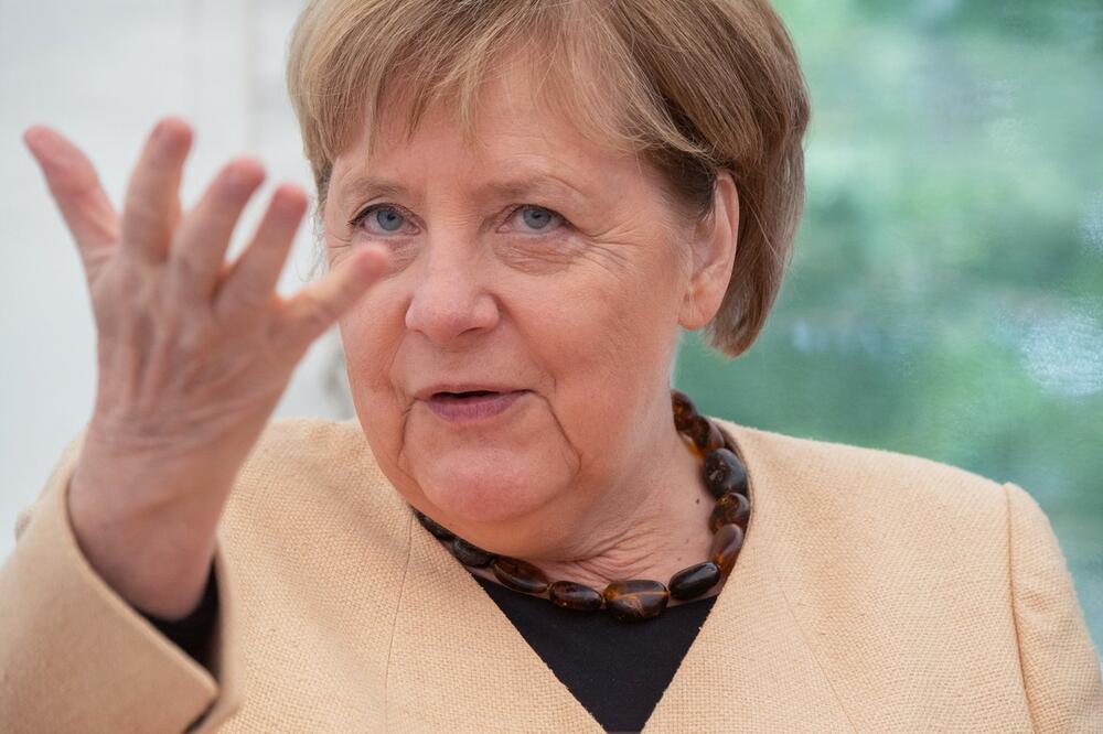 POPILA JE SA NAMA 4-5 RAKIJA: Angela Merkel se oprostila sa gradićem iz kojeg je krenula njena politička karijera FOTO