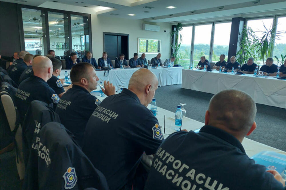 PRIZNANJE GRADU KRUŠEVCU ZA USPEŠAN RAD: Održan godišnji sastanak komandanata vatrogasno-spasilačkih jedinica u Srbiji