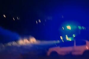 POŽAR U NASELJU VELJKO VLAHOVIĆ: Zapalio se napušteni automobil, intervenisali vatrogasci i policija (VIDEO)