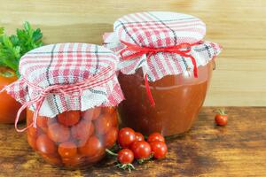 BEZ KUVANJA, LJUŠTENJA I STERILISANJA TEGLI: Bolji recept za sos od paradajza nećete naći! IDEALNA ZIMNICA