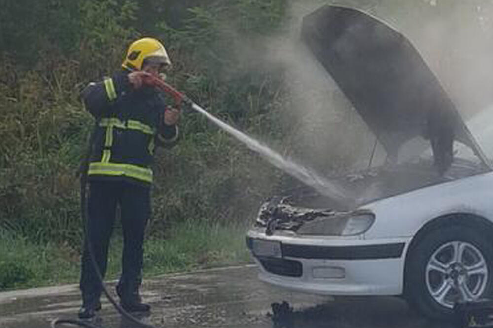 BUKTINJA ISPRED DOMA ZDRAVLJA U LJIGU: Auto se zapalio na parkingu, vozač na vreme izašao iz vozila (FOTO)