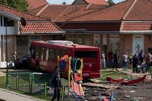 OČEVICI NESREĆE U ZEMUNSKOM PARKIĆU: Čuli smo škripu guma i vrisku, autobus je sve pokosio, mislili smo da ima mrtvih!