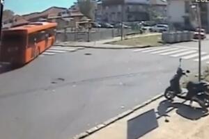 NOVI SNIMAK NESREĆE U ZEMUNU: Autobus sleće sa puta, ruši ogradu, pešak u poslednjem trenutku IZBEGAO SMRT (VIDEO)