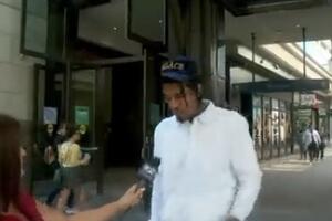 DŽABA TI MILIONI AKO NE ZNAJU KO SI: Novinarka presrela NBA zvezdu na ulici i intervjuisala ga ne znajući sa kim razgovara (VIDEO)