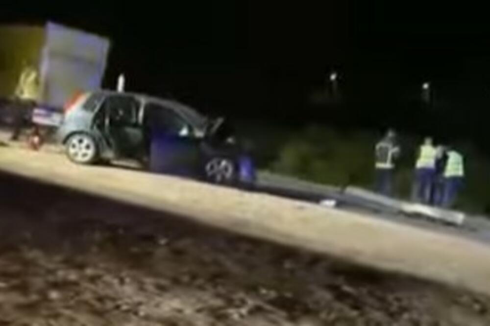 JEZIVA SAOBRAĆAJNA NESREĆA U MLADENOVCU: Užasne scene! Čuje se vriska putnika dok vatrogasci seku vozilo (VIDEO)