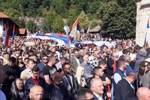HILJADE VERNIKA U ĐURĐEVIM STUPOVIMA: Sve protiče u miru, nema incidenata, vijore se srpske zastave (KURIR TV)