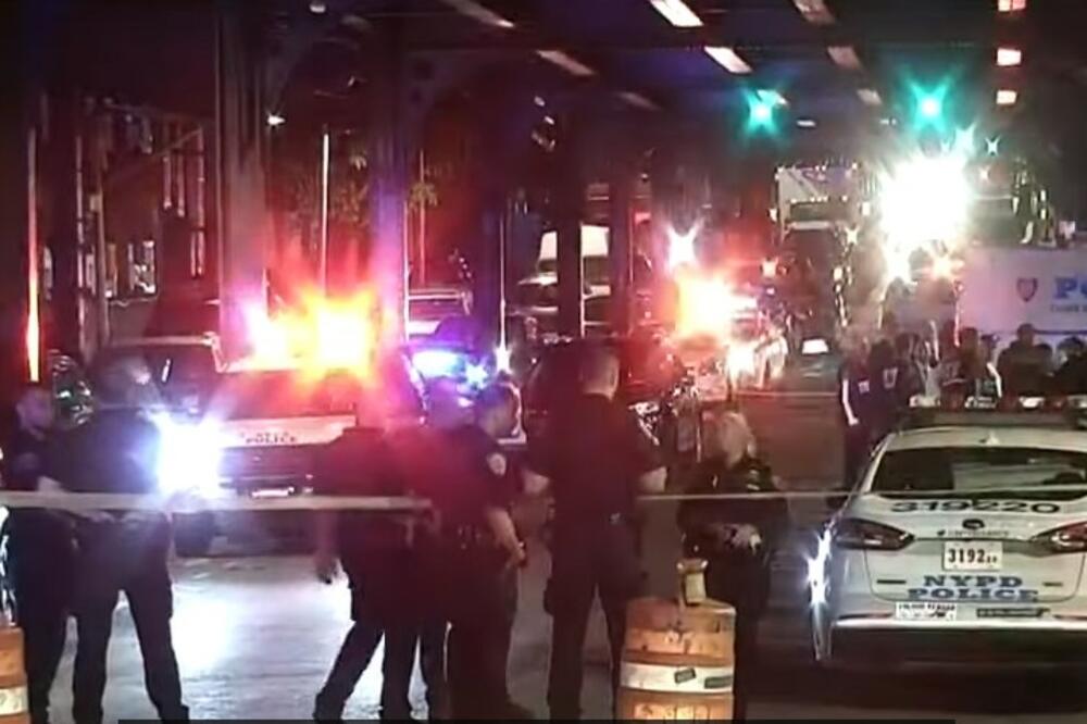IZVADIO ORUŽJE NASRED ULICE I POČEO DA REŠETA LJUDE: Najmanje petoro upucanih na Menhetnu, uključujući i napadača! VIDEO