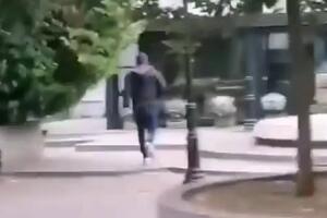 OVAJ MANIJAK NAPADA DEVOJKE U BEOGRADU: Snimljen danas dok je bežao iz autobusa (VIDEO)