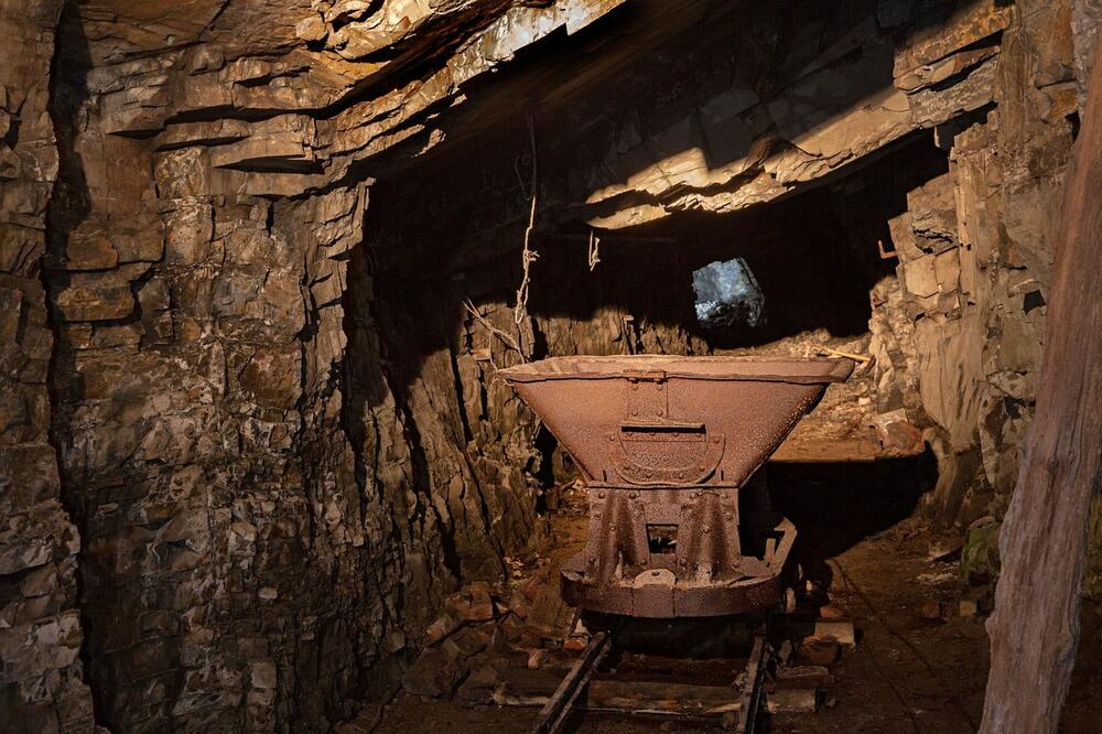 TROJICA RUDARA POVREĐENA U BREZI: U rudniku došlo do obrušavanja materijala, jedva ih izvukli na površinu
