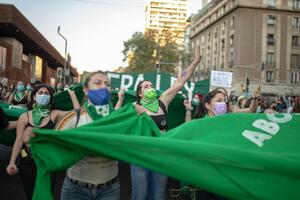 PROTESTI ŠIROM LATINSKE AMERIKE: Hiljade žena marširalo za pravo na pobačaj! Abortus u potpunosti dozvoljen u šačici zemalja FOTO