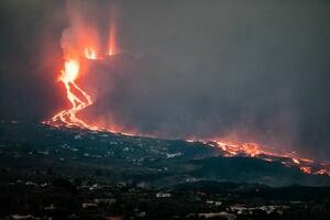 LAVA IZ VULKANA NA KANARSKOM OSTRVU STIGLA DO OKEANA: Stanovnici La Palme se zatvorili u kuće, preti opasnost od štetnih gasova!