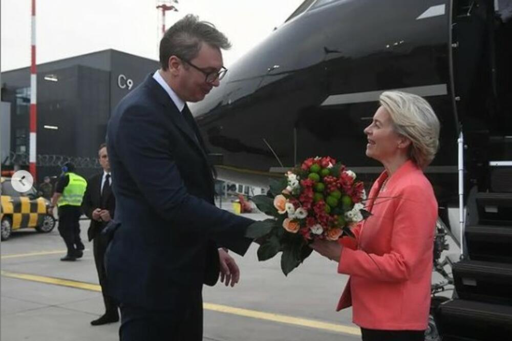 VUČIĆ DOČEKAO URSULU FON DER LAJEN: Buket cveća za predsednicu Evropske komisije (FOTO)