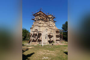 POSLE 22 GODINE OD POGROMA SRBA NA KOSOVU I METOHIJI: Počela obnova crkve Svetog Luke u Vitomirici kod Peći (FOTO)
