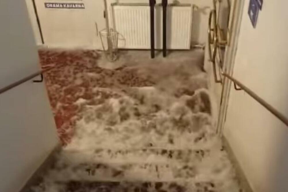 POPLAVLJENO POZORIŠTE U LJUBLJANI USRED PREDSTAVE: Voda u potocima padala sa krova pravo na pozornicu! VIDEO