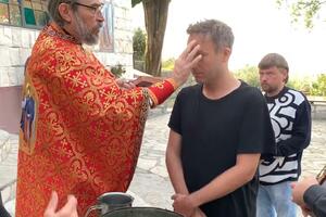AMERIKANAC SE KRSTIO U MANASTIRU KOD PODGORICE: Otišao kod sveštenika i molio da postane pravoslavac! (VIDEO)