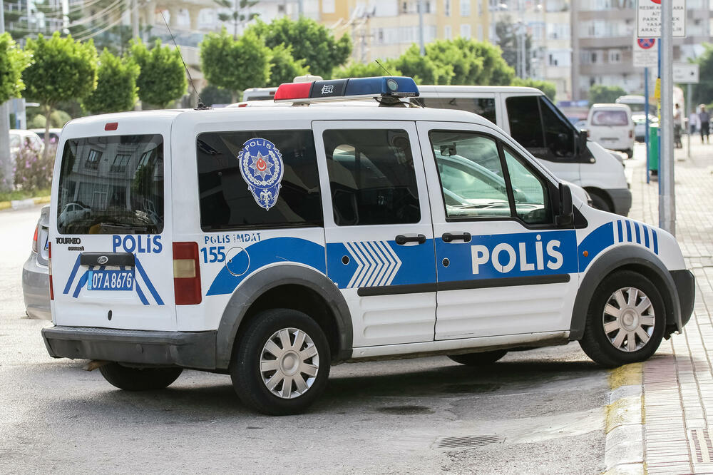 POŠLI NA SVADBU, PA POGINULI Teška saobraćajna nesreća u Turskoj, u sudaru minibusa sa cisternom stradalo najmanje 8!