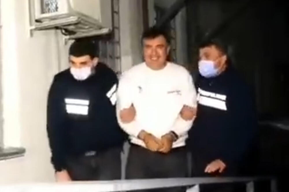 NASMEJAN SA LISICAMA NA RUKAMA I U BELOM DUKSU Ovako je Miša Sakašvili uveden u zgradu policije na saslušanje VIDEO!