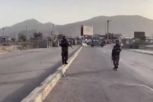 VIŠE MRTVIH U SNAŽNOJ EKSPLOZIJI U KABULU: Napad na ulazu u džamiju potrvrdio i portparol talibana! Čuje se i pucnjava! VIDEO