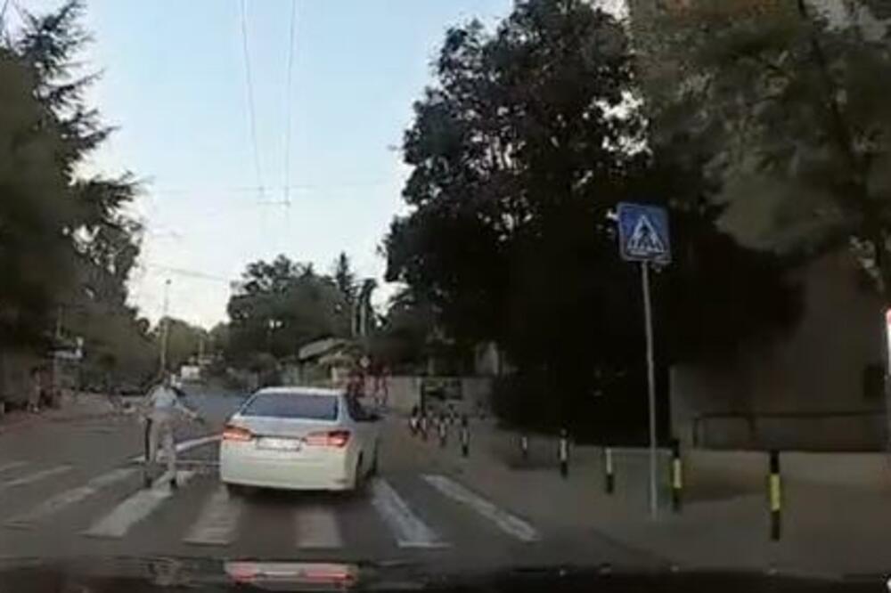 ŠOK SNIMAK SA ZVEZDARE: Bahati vozač jurio Čingrijinom pa preticao pred sam pešački prelaz, umalo pregazio pešaka (VIDEO)
