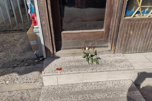 TUŽAN PRIZOR ISPRED MENJAČNICE UBIJENE PORODICE ĐOKIĆ: Aleksinčani palili sveće, a na pragu osvanule i 3 ruže (FOTO)