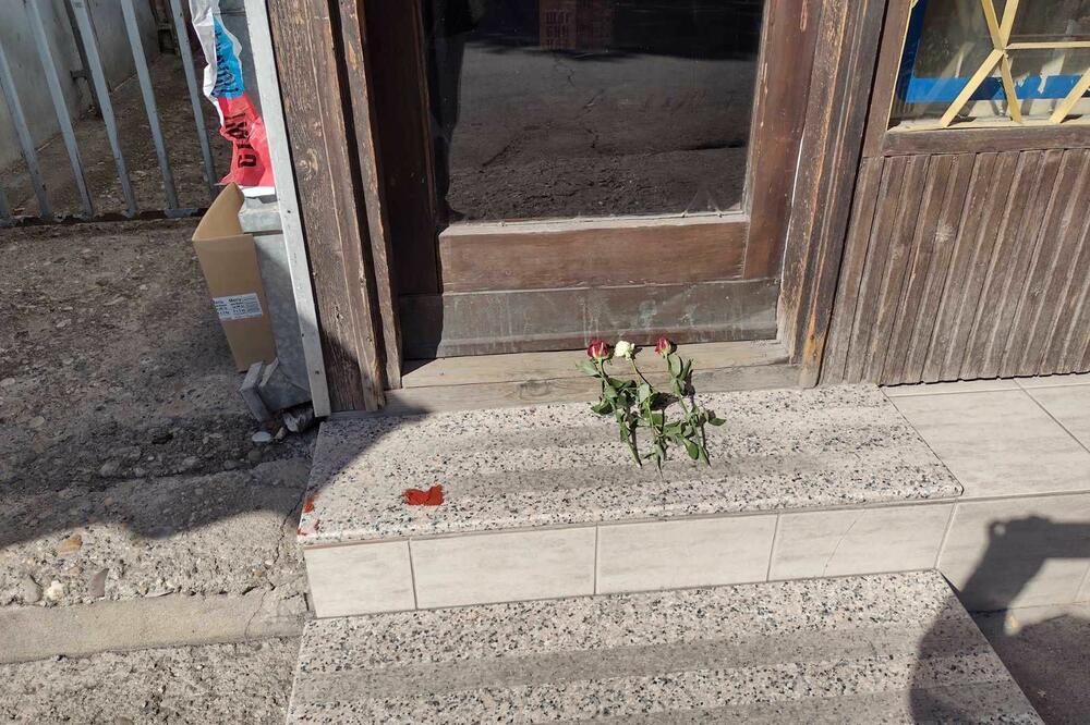 TUŽAN PRIZOR ISPRED MENJAČNICE UBIJENE PORODICE ĐOKIĆ: Aleksinčani palili sveće, a na pragu osvanule i 3 ruže (FOTO)