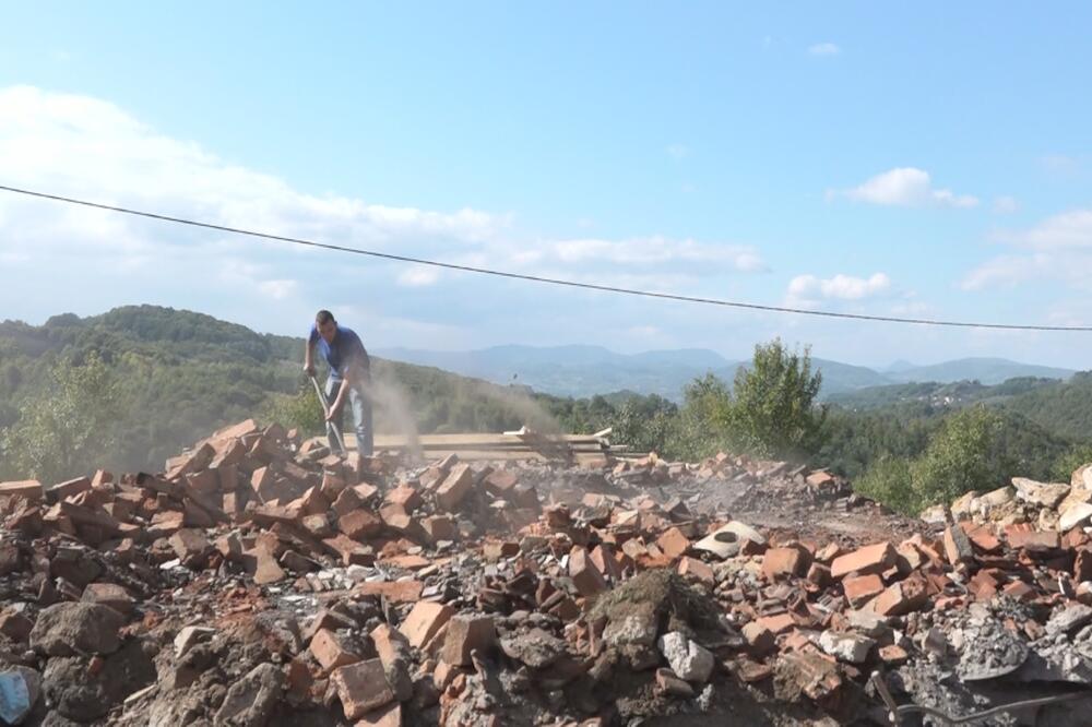 TUŽNA JE NAŠA PRIČA! ZIDALI SMO CIGLU PO CIGLU: Porodica Radovanović za sat vremena ostala bez SVEGA! Evo šta im se desilo (FOTO)