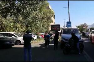 NEKOLIKO STABALA SE SRUŠILO U BULEVARU DESPOTA STEFANA: Oštećeno više vozila KURIR TV