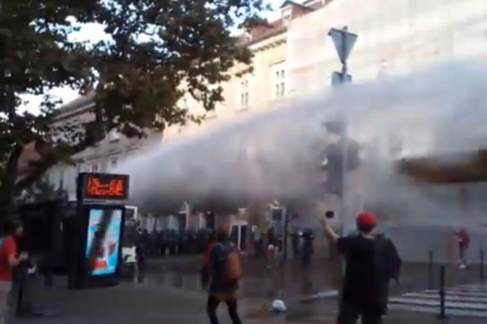 HAOS NA ULICAMA LJUBLJANE UOČI SAMITA EU-ZAPADNI BALKAN: Suzavcem i vodenim topovima slovenačka policija rasterivala demonstrante!
